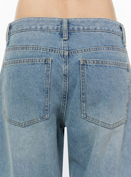 Adeya Cuffed Straight Jeans IU524 Blue close-up back detail shot of waistband, belt loops, and two back pockets with visible contrast stitching on faded denim