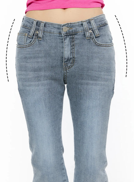 Aris High-Waist Capri Jeans CU530 Light blue close-up detail of waistband and front pockets with contrast stitching and silver button