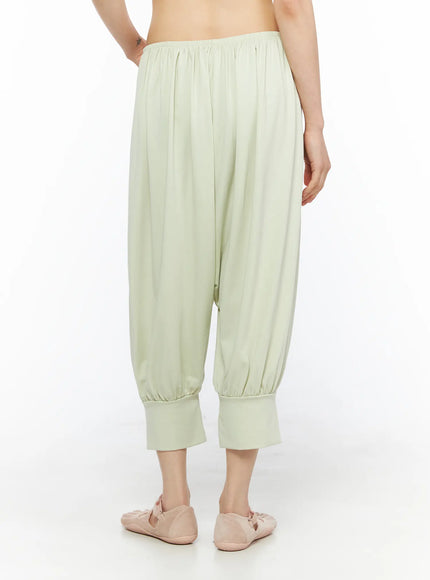 Balloon Joggers CU530 light green back close-up on model showing gathered elastic waistband, balloon silhouette, and ribbed ankle cuffs from behind