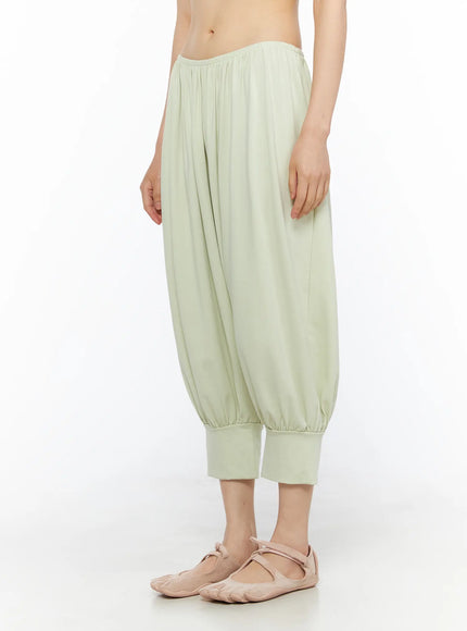 Balloon Joggers CU530 light green front close-up on model showing elastic waist, deep pleated drape, voluminous thigh, and gathered ribbed hem cuffs