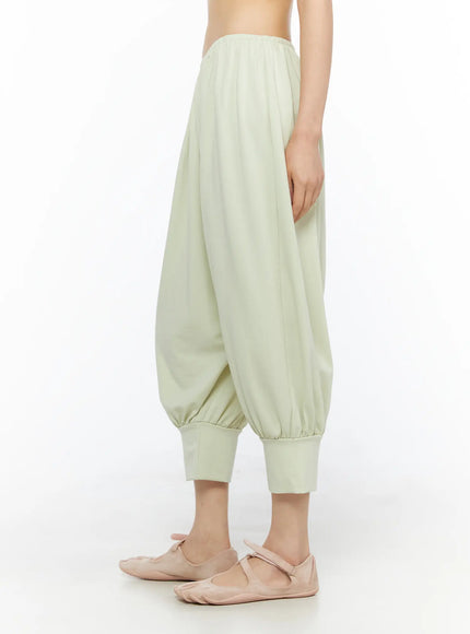 Balloon Joggers CU530 light green close-up side shot on model showing elastic waistband, voluminous drape, and gathered ribbed cuff detail