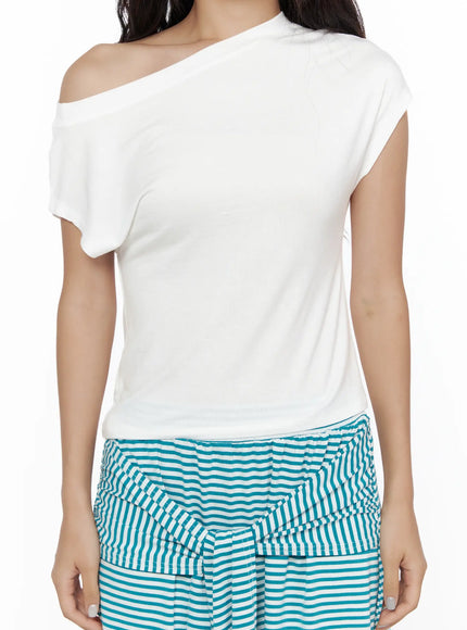 Basic One-Shoulder Tee CL513 White detail close-up on model showing asymmetric off-shoulder neckline seam and smooth jersey texture