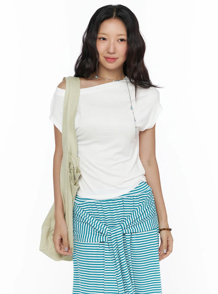 LEWKIN Basic One-Shoulder Tee CL513 White front shot on model wearing asymmetric off-shoulder neckline slim-fit tee with canvas tote bag
