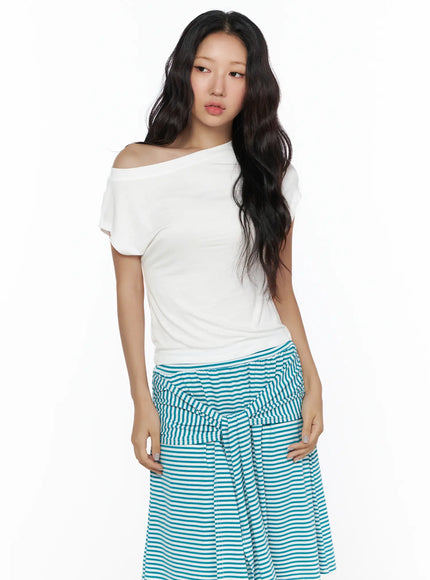Basic One-Shoulder Tee CL513 White angled close-up front shot on model highlighting asymmetric one-shoulder neckline and soft knit fabric