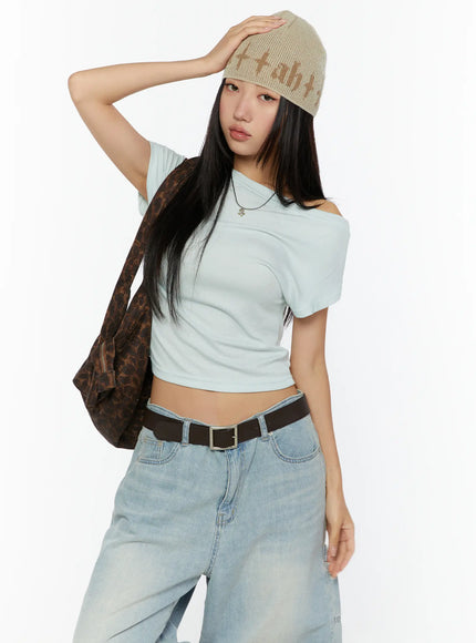 LEWKIN Basic One-Shoulder Top CU529 Mint front view on model wearing beanie and leopard bag paired with wide-leg jeans, asymmetric shoulder crop top