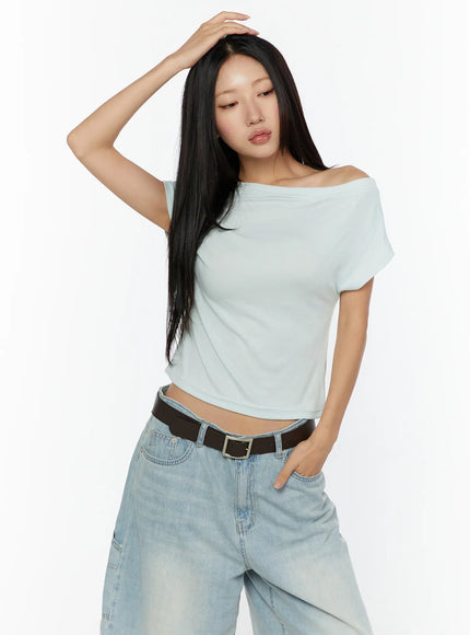 Basic One-Shoulder Top CU529 Mint front view on model hand raised to head, asymmetric one-shoulder crop top with soft knit texture, styled with wide-leg jeans