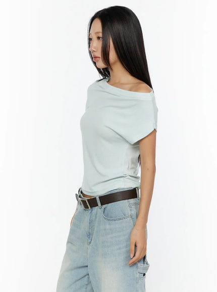Basic One-Shoulder Top CU529 Mint side profile close-up on model highlighting asymmetric off-shoulder neckline drape and short sleeve, styled with jeans