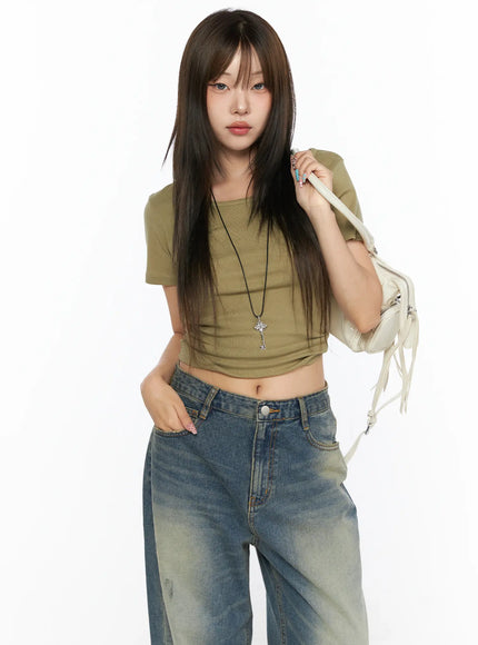 LEWKIN Basic Round Neck Top CL517 Dark green front view on model wearing with wide-leg jeans, holding white fringe bag, key necklace, cropped ribbed fit