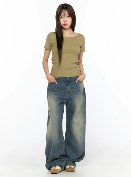 Basic Round Neck Top CL517 Dark green full-body front view on model with wide-leg washed denim jeans, hands in pockets, slim cropped ribbed silhouette