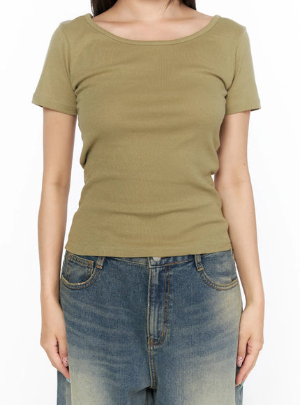 Basic Round Neck Top CL517 Dark green close-up front on model showing scoop neckline, short sleeves, and ribbed fabric texture, styled with wide-leg jeans