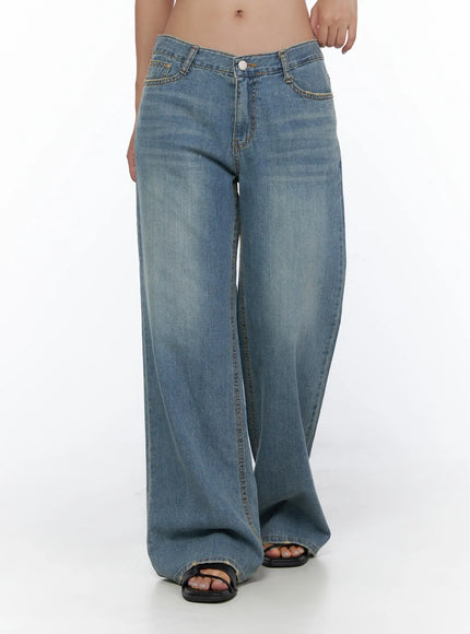 Beau Low-Rise Wide Jeans CL510 Blue front view on model, low-rise V-waistband, wide-leg washed denim with faded finish, worn with black sandals