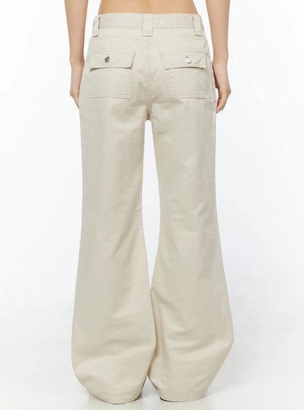 Bootcut Cargo Pants IL516 Light beige back view on model, displaying two flap snap-button back pockets, belt loops, and wide flared hem