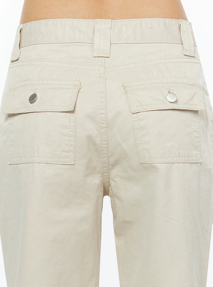 Bootcut Cargo Pants IL516 Light beige close-up detail of back pockets, twin snap-button flap pockets with topstitching on light beige cotton fabric