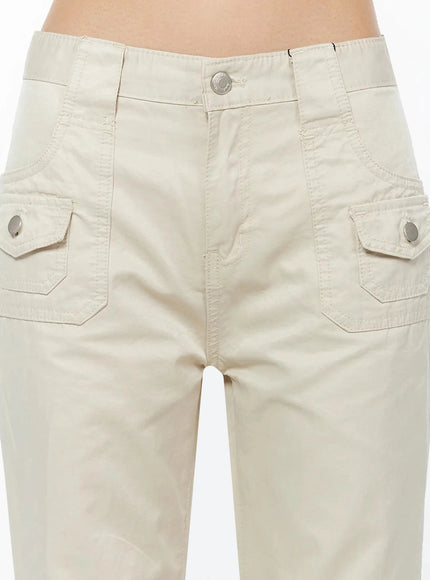 Bootcut Cargo Pants IL516 Light beige close-up detail of front waistband, dual snap-button flap cargo pockets and topstitching on cotton fabric