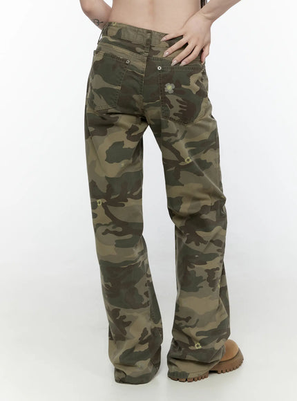 Camo Cargo Trousers IL522 Dark green back close-up on model showing back patch pockets, floral camo print, wide-leg hem pooling at boots