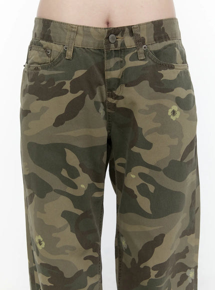 Camo Cargo Trousers IL522 Dark green close-up detail of waistband, front pockets, button fly, and scattered flower motifs on camo fabric