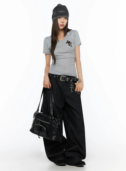 Camo Cross V-Neck Side Shirring Slim Tee IL515 Gray full-length front model shot with camo cap and black leather bag, styled with studded belt and wide-leg black denim