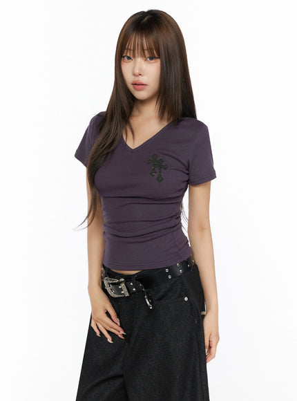 Camo Cross V-Neck Side Shirring Slim Tee IL515 Purple front model shot three-quarter view, slim ribbed fit with layered cross patch on chest, paired with black pants