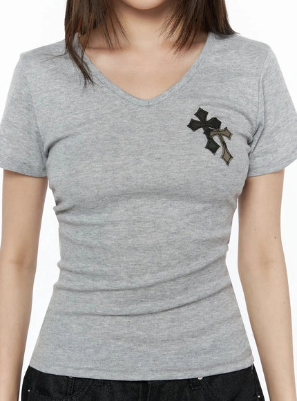 Camo Cross V-Neck Side Shirring Slim Tee IL515 Gray close-up front detail shot on model showing layered black and khaki cross patch appliqué and V-neck ribbed texture