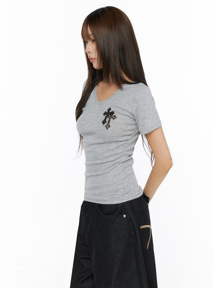 Camo Cross V-Neck Side Shirring Slim Tee IL515 Gray side model shot cropped at waist, V-neck and cross patch visible, side shirring detail on ribbed slim tee