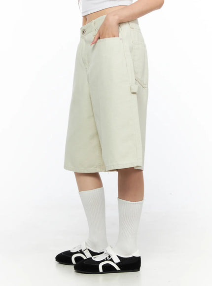 Cargo Bermuda Shorts CL514 Light beige side close-up on model with hand in back pocket, highlighting low-rise waist button and side seam