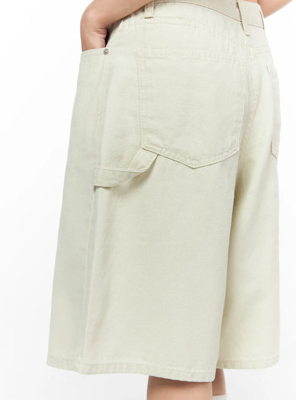 Cargo Bermuda Shorts CL514 Light beige close-up detail of back cargo pocket with stitched flap and woven cotton canvas texture