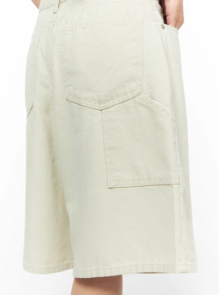 Cargo Bermuda Shorts CL514 Light beige close-up detail of front side cargo pocket with stitched outline on woven cotton fabric