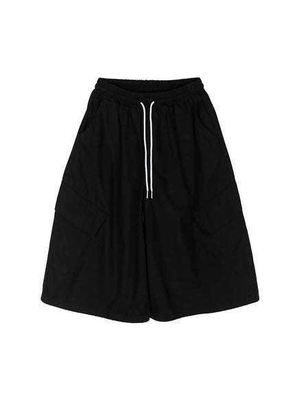 Cargo Pocket Shorts IL521 Black flat-lay front view showing elastic drawstring waist oversized cargo pockets and wide-leg short silhouette