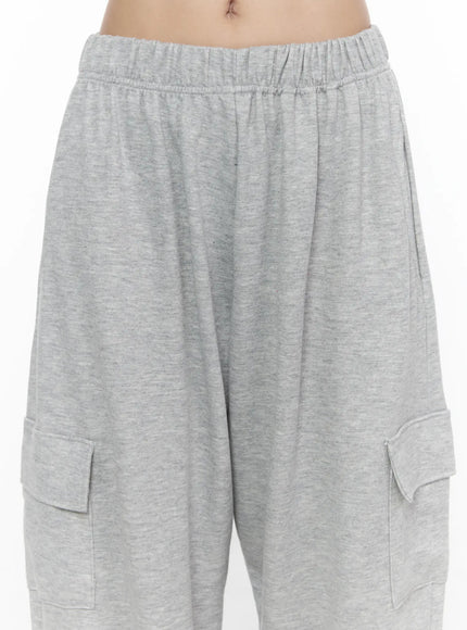 Cargo Wide Leg Sweatpants CL524 Gray close-up waist detail on model showing gathered elastic waistband heathered cotton texture and dual front cargo pockets