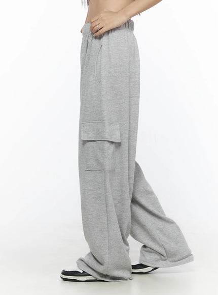 Cargo Wide Leg Sweatpants CL524 Gray side shot on model cropped at waist hand on waistband showing side cargo pocket and relaxed wide-leg silhouette in heathered cotton