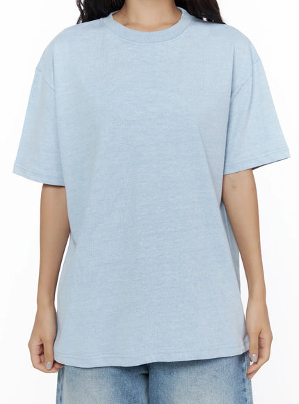 Casual Oversized T-Shirt CL513 Light Blue front crop model shot showing relaxed oversized fit, round ribbed neckline and short sleeves with denim