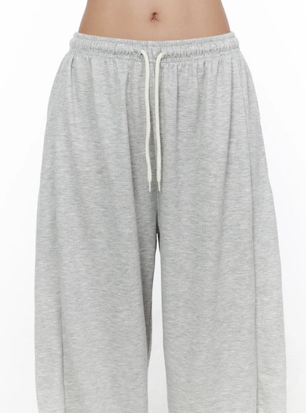 Casual Wide Leg Sweatpants CL513 Gray close-up front detail of elastic waistband with white drawstring and heathered jersey fabric texture