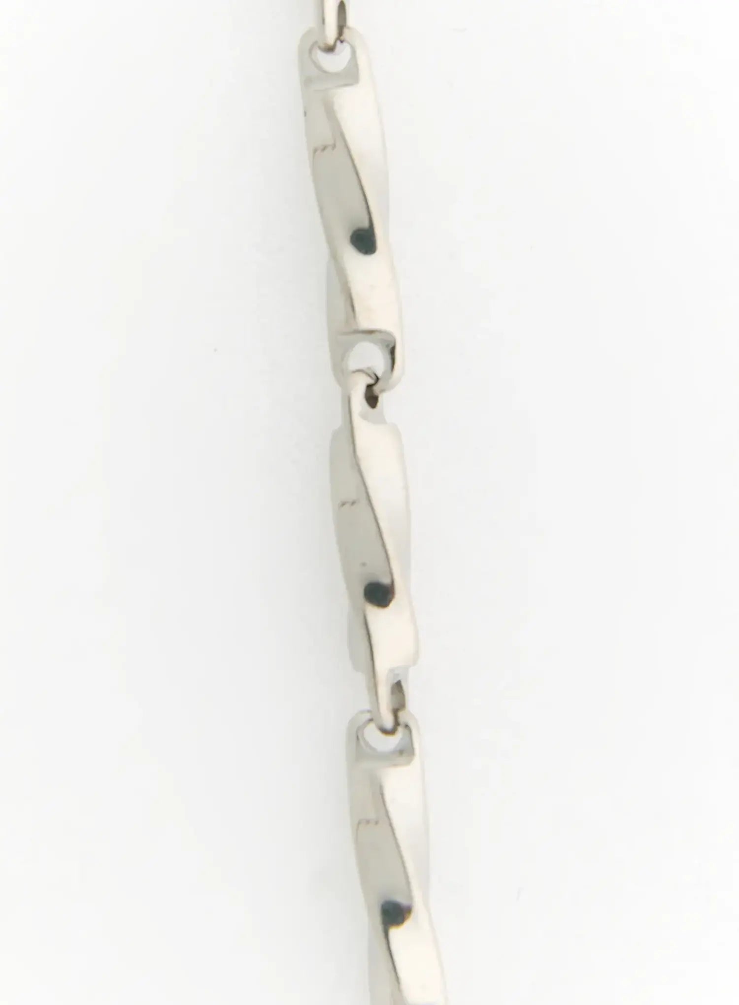 Celeste Link Necklace IL517 silver detail close-up of twisted bar link chain section showing elongated flat oval links on white background