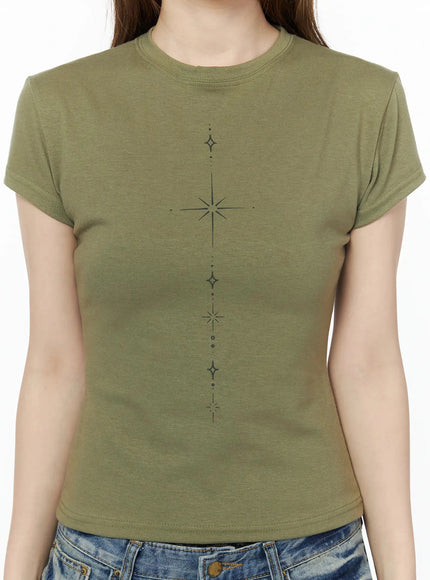 Chakra Graphic Slim Tee IL502 Dark green close-up front detail shot showing vertical celestial star and compass graphic print on soft cotton fabric with ribbed crew neckline
