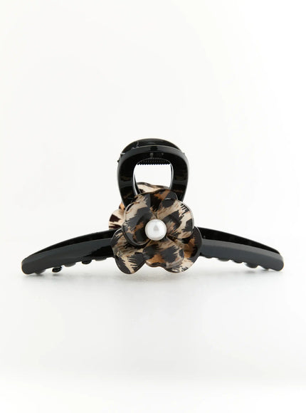 LEWKIN Chloe Flower Hair Clip IL503 Black front view flat-lay showing glossy black claw clip with leopard print flower and pearl center