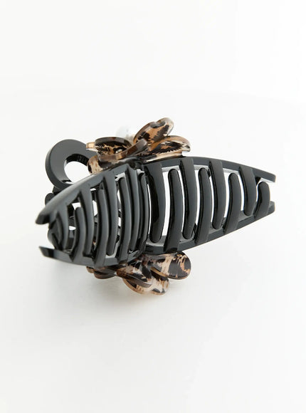 Chloe Flower Hair Clip IL503 Black top-down view flat-lay displaying ribbed claw body with leopard print flower embellishment on upper side
