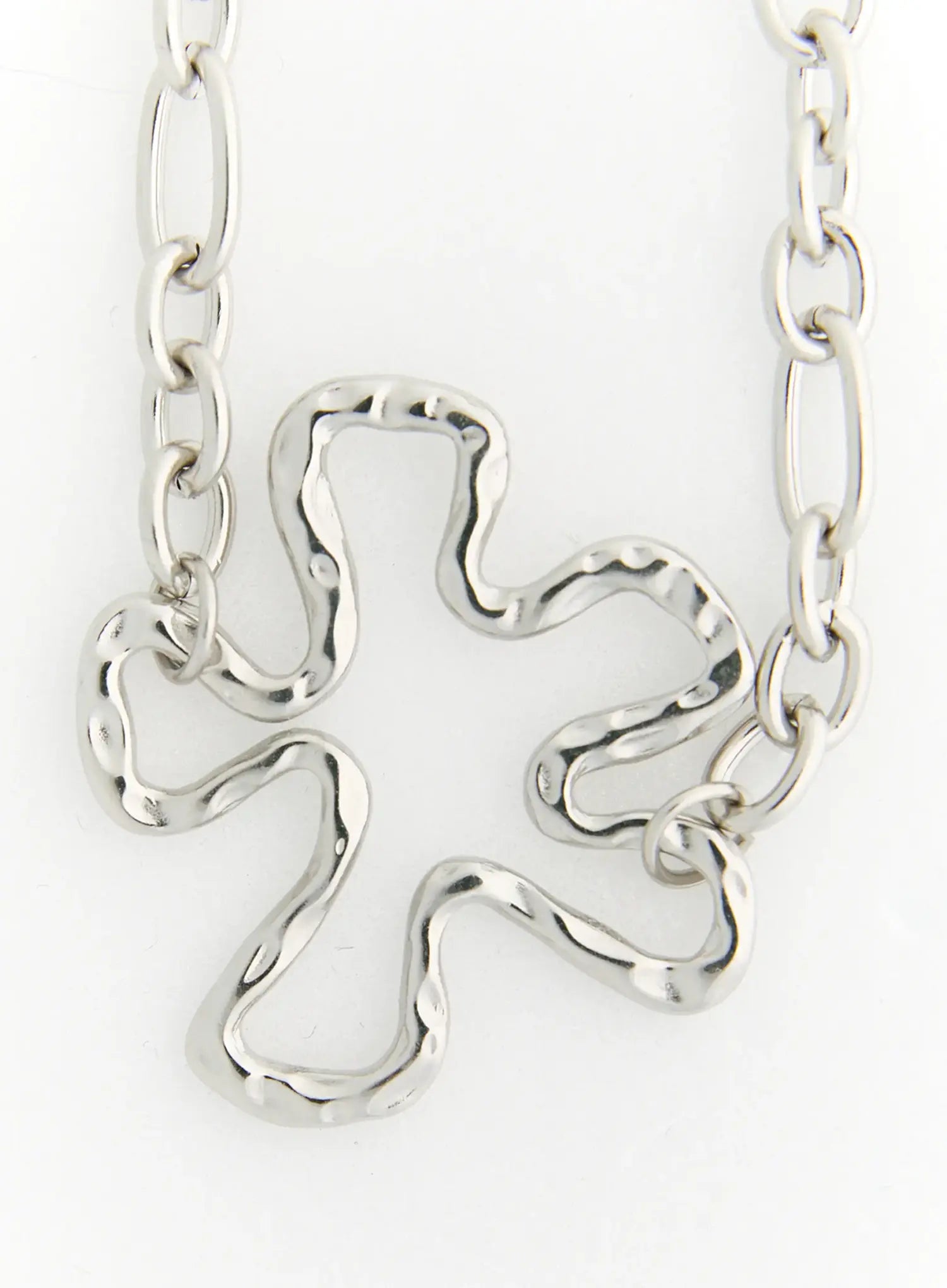 LEWKIN Clover Four Leaf Necklace IL517 silver close-up flat-lay showing abstract open clover pendant and mixed oval link chain on white background