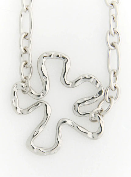LEWKIN Clover Four Leaf Necklace IL517 silver close-up flat-lay showing abstract open clover pendant and mixed oval link chain on white background