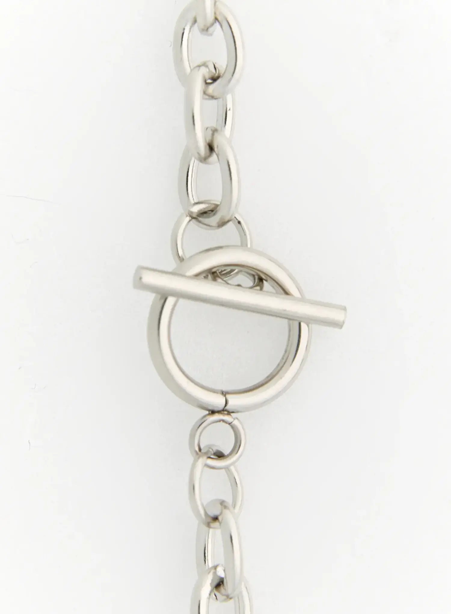 Clover Four Leaf Necklace IL517 silver close-up detail of T-bar toggle clasp with polished oval link chain on white background