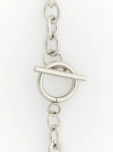 Clover Four Leaf Necklace IL517 silver close-up detail of T-bar toggle clasp with polished oval link chain on white background