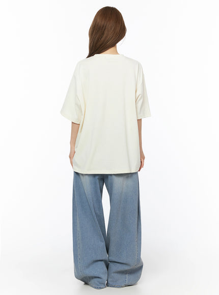 Coleen Side Pleat Baggy Jeans IL502 Blue back view on model showing clean plain back hem and oversized drop silhouette with cream tee styling