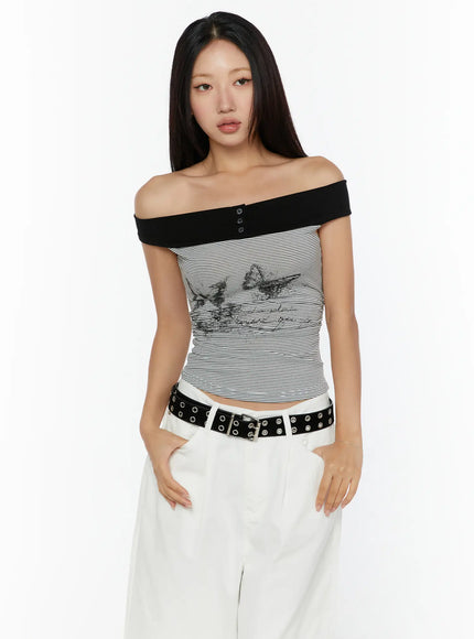 Color Contrast Off-Shoulder Graphic Top CU529 in White, size S/M