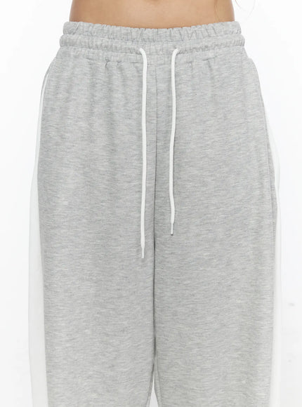 Contrast Wide-Leg Sweatpants CL528 Gray close-up back view on model showing white contrast center back panel elastic waistband and fleece texture