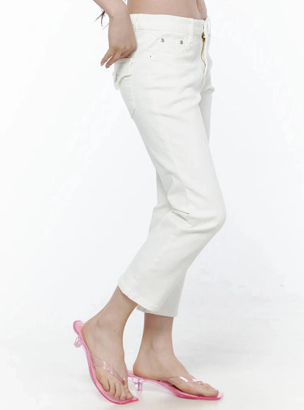 Cotton Capri Trousers IL506 White side waist-down close-up on model showing gold side zipper accent, silver rivets, slim leg, pink heels