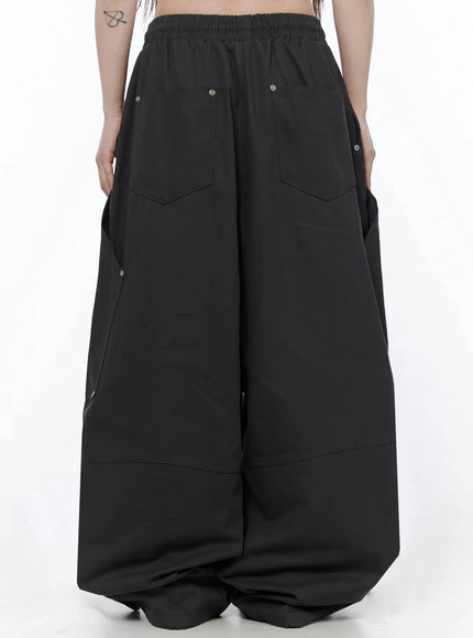 Cotton Carpenter Wide Pants IL502 Dark gray back view on model showing dual back patch pockets with eyelet rivets and elastic waistband