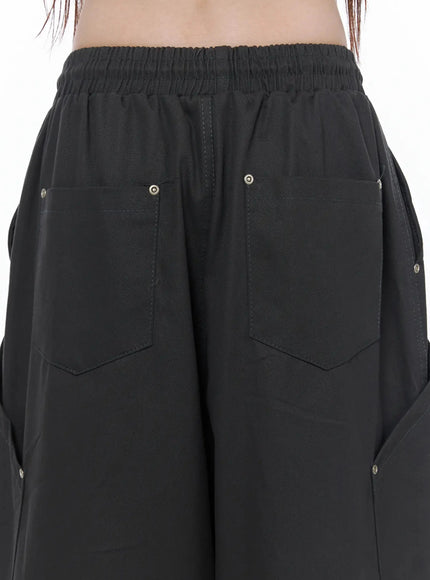 Cotton Carpenter Wide Pants IL502 Dark gray close-up back detail of dual patch pockets elastic waistband and metal eyelet rivet hardware