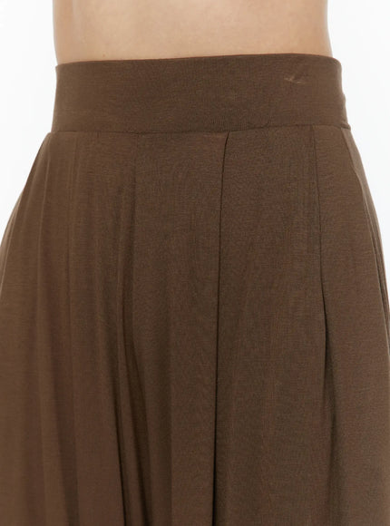 Cowl Neck Top and Loose-Fit Pants Set IL506 Brown close-up waistband detail model front view high-rise elastic waistband pleat stitching soft knit