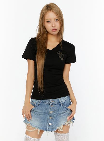 Cross Detail V-Neck Tee IL524 in Black, size S/M