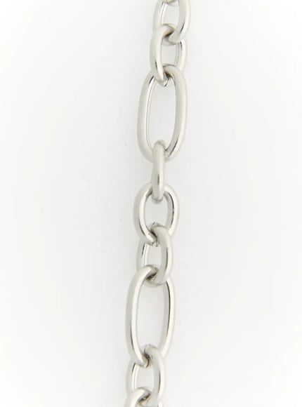 Eden Key Necklace IL522 Silver close-up detail of oversized oval figaro chain links with polished finish