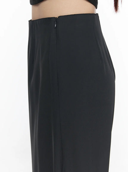 Elastic Waist Relaxed Pants CL524 Black detail close-up of high waistband with back zipper closure and smooth fabric texture on model